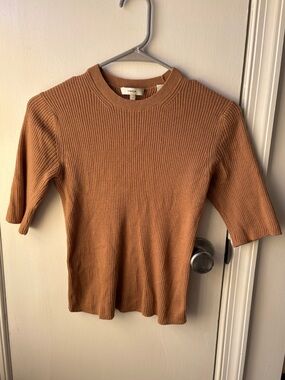 Vince Ribbed Short Sleeve Top in Camel